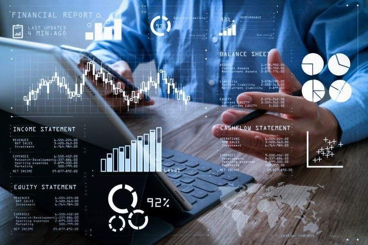 Mãos de uma pessoa idosa assinando documentos