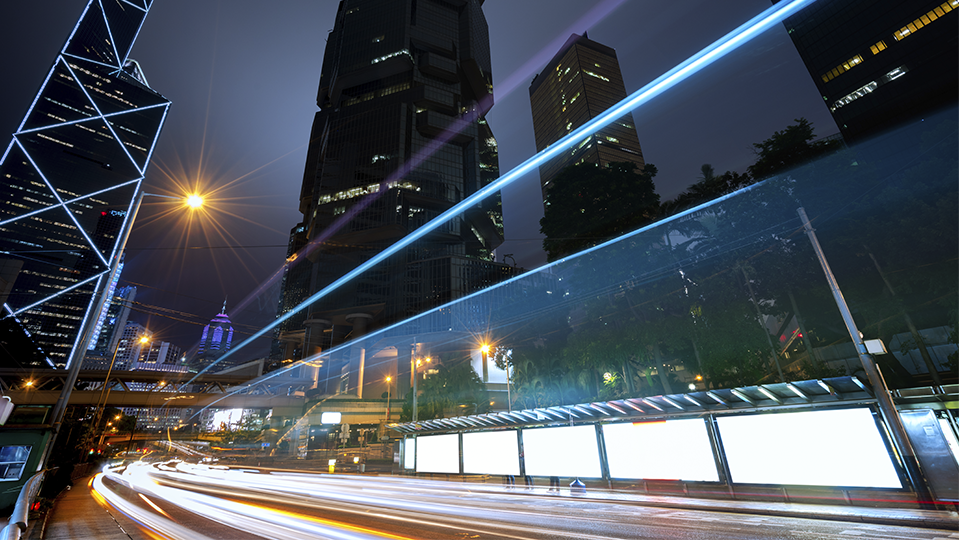 Cidade cheia de prédios e bem iluminada durante a noite